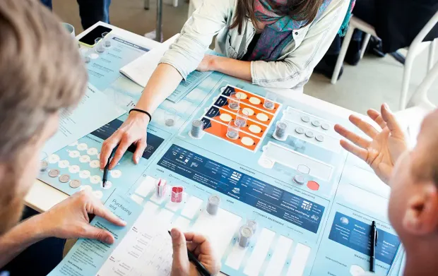 People playing CELEMI Decision Base™ business simulation